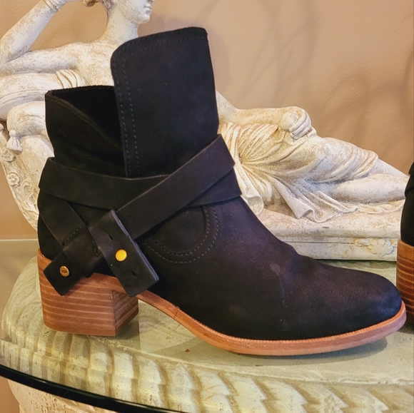 Ugg Elora Suede Ankle Boot - Picture 3 of 14